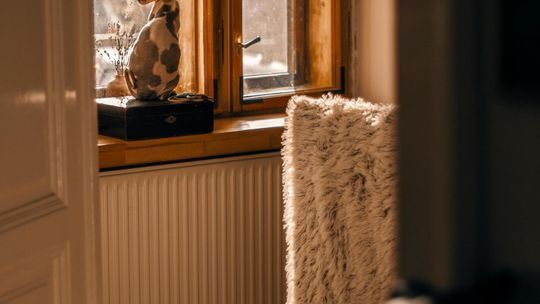 Ciepło, ekologia i oszczędność – jak mądrze przygotować dom na sezon grzewczy?