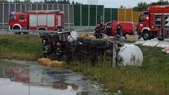 Ciężarówka przewróciła się na rondzie