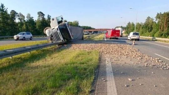 Ciężarówka przewróciła się na S7