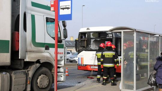 Ciężarówka uderzyła w autobus