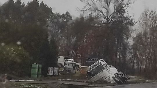 Ciężarówka w rowie na krajowej "7"