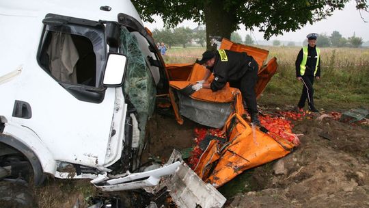 Ciężarówką wjechał w busa. Zginęła kobieta