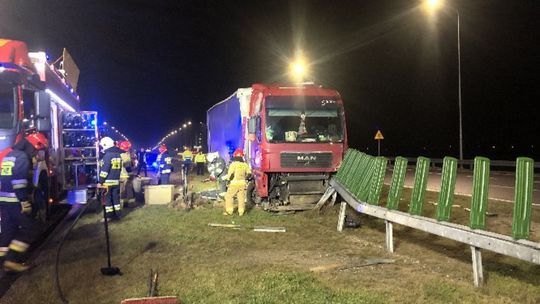 Ciężarówka wjechała w barierki
