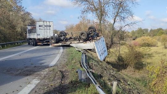 Ciężarówka wypadła z drogi