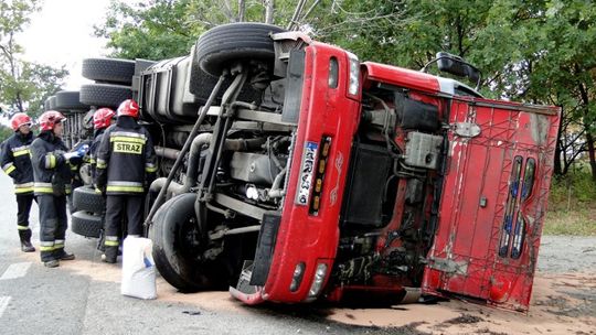 Ciężarówka wywróciła się na zakręcie!