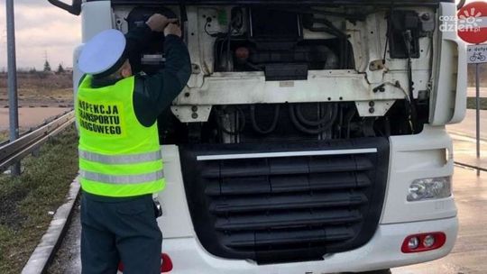 Ciężarówka z niesprawnym układem oczyszczania spalin