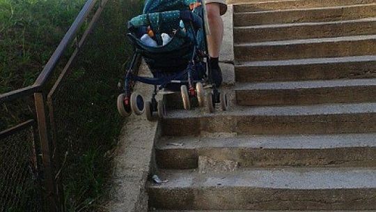 Ciężka przeprawa wózkiem przez miasto