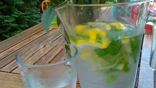 Co jeść i pić w wakacje, a czego unikać?