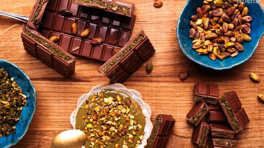 Co wyróżnia czekoladę dubajską? Składniki, proces produkcji i ekskluzywne dodatki
