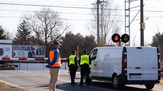 Co zrobić, jak utkniemy na przejeździe kolejowym?