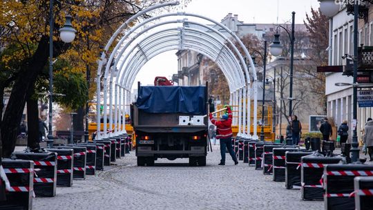 Coraz bliżej święta. Na deptaku ustawiany jest tunel świetlny