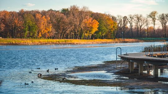 Coraz mniej wody w zalewie na Borkach. Wodociągi czekają na wymianę uszczelki