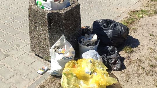 Coraz więcej śmieci na przystankach autobusowych