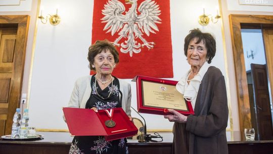 Córki Grzecznarowskiego odebrały tytuł