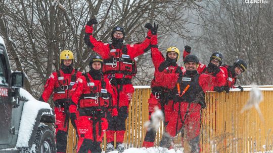 Ćwiczyli w lodowatej wodzie dla naszego bezpieczeństwa