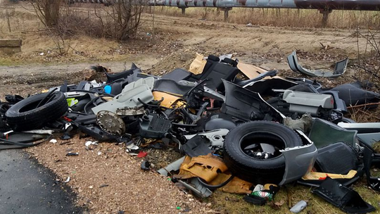 Cyklicznie podrzucał śmieci. Zostawił dokumenty