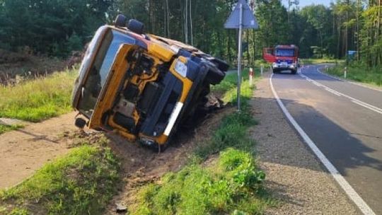 Cysterna wpadła do rowu