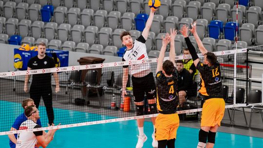 Pierrot Czarni Radom w trzech setach przegrali z liderem z Katowic