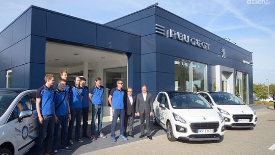 Czarni odebrali od Peugeota osiem samochodów