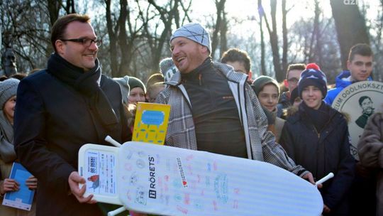 Człowiek z deską na deptaku