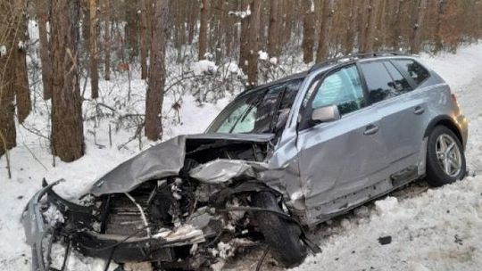 Czołowe zderzenie, dwie osoby w szpitalu 