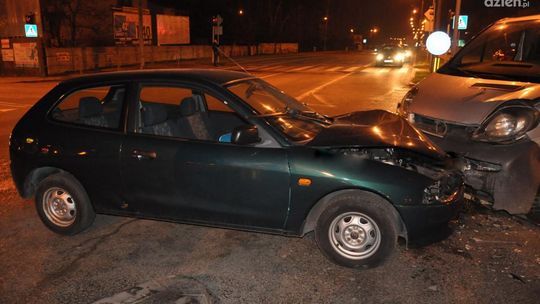 Czołowe zderzenie i dwie osoby ranne