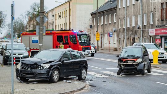 Czołowe zderzenie smarta i opla [NOWE FAKTY]