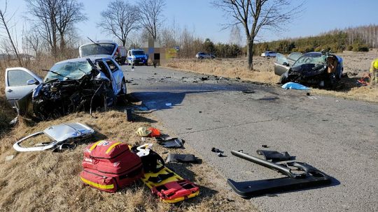 Czołowe zderzenie w Guzowie. W akcji LPR