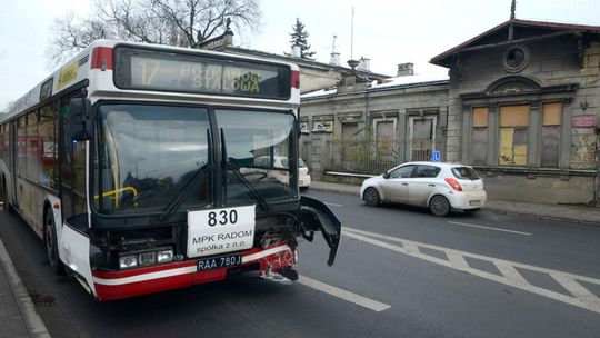 Czołowe zderzenie z autobusem
