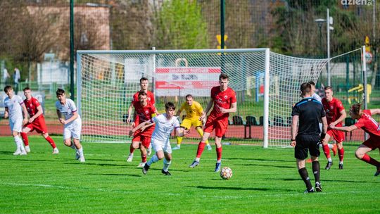 Cztery gole i dwa karne. W derbach 3. ligi Pilica Białobrzegi pokonała Broń Radom
