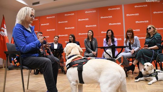 Cztery łapy, które przełamują bariery – 13 psów pomoże osobom niepełnosprawnym 