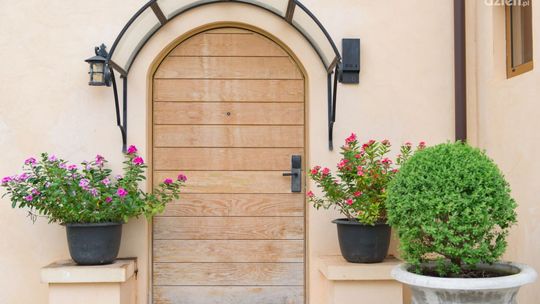 Czy daszki szklane są trwałe i odporne na warunki atmosferyczne?