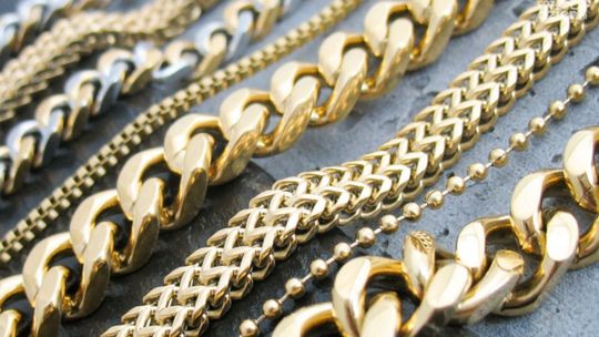 Czy mężczyzna może nosić gruby łańcuch?