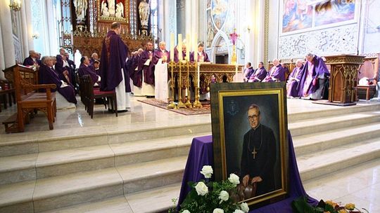 Czy pogrzeb biskupa był za drogi?