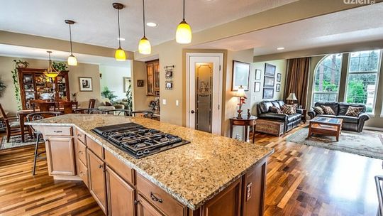 Czym jest fornir samoprzylepny i jak można go wykorzystać?