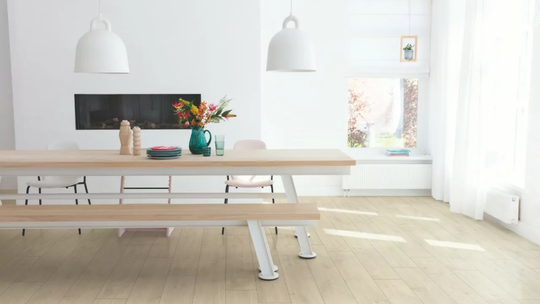 Czym wykończyć podłogę w salonie?