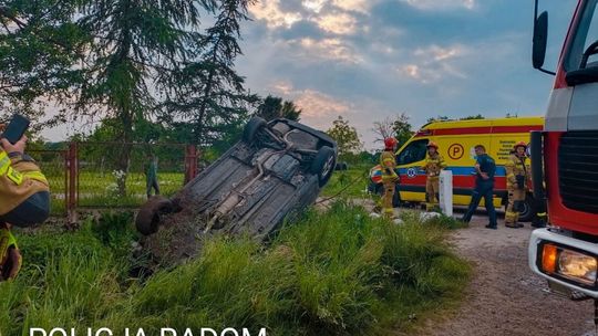 Dąbrówka Nagórna. Dachowanie samochodu