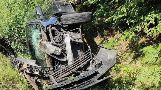 Dachowanie auta pod Białobrzegami. Jedna osoba w szpitalu