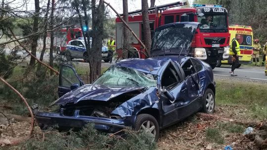 Dachowanie auta pod Klwowem. Dwie osoby w szpitalu 