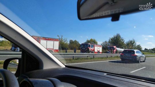 Dachowanie na S7. Droga zablokowana