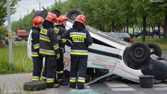 Dachowanie na ul. Chrobrego. Jedna osoba w szpitalu.