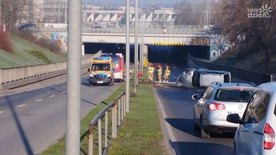 Dachowanie przy tunelu na Grzecznarowskiego