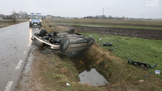 Dachowanie w Gustawowie. Kierowca ranny