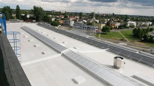 Dachy płaskie przemysłowe – charakterystyka, zalety i wyzwania