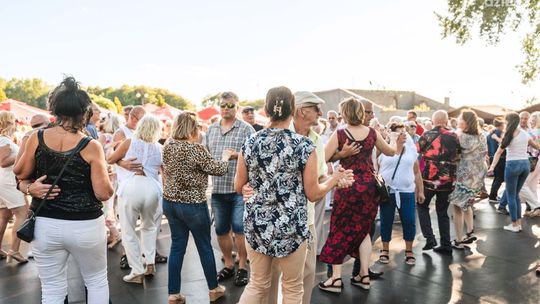 Damski bokser na potańcówce dla seniorów 