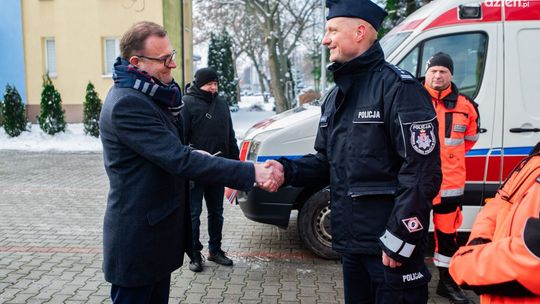 Dawny ambulansy pogotowia ratunkowego dla techników kryminalistyki