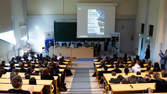 Debata pt. ,,Nowe oblicza zagrożeń - jak wygląda bezpieczeństwo w XXI wieku?'' na Uniwersytecie Radomskim