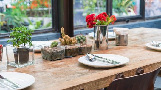 Dębowe stoły – co musisz o nich wiedzieć? Poznaj ich najważniejsze zalety