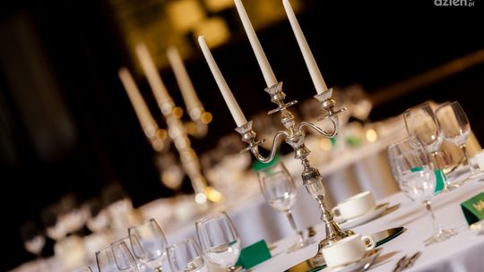 Dekoracje weselne w stylu glamour – jak stworzyć bajkowy wystrój sali weselnej?