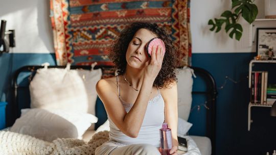 Demakijaż bez błędów – jak dobrać kosmetyki do oczyszczania twarzy do swojego typu skóry?